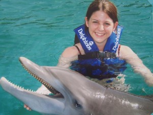 Manuela schwimmt mit Delfinen