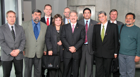 Gruppenfoto mit der Delegation aus Paraguay und Mitarbeitern der Konrad Adenauer Stiftung
