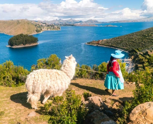 Frau mit Lama in Bolivien