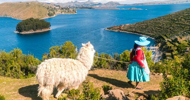Frau mit Lama in Bolivien