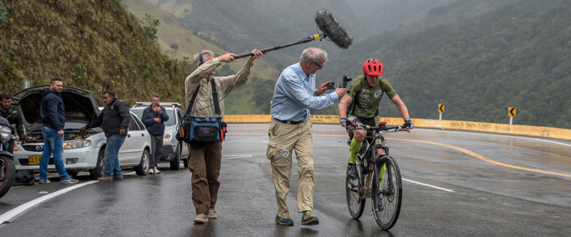 Guido Kunze im Regen - begleitet von seinem Filmteam