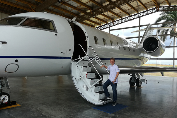 Ben vor dem Privatjet nach Cartagena