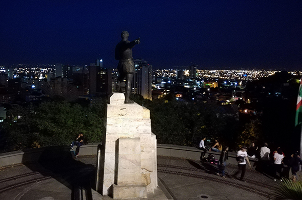 Blick auf Cali bei Nacht