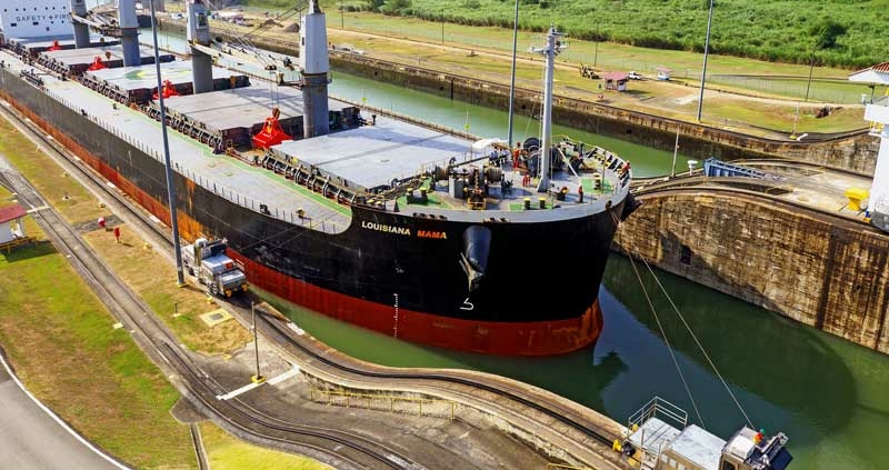Schiff im Panama-Kanal