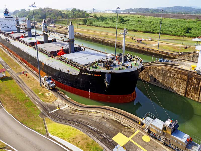 Schiff im Panama-Kanal