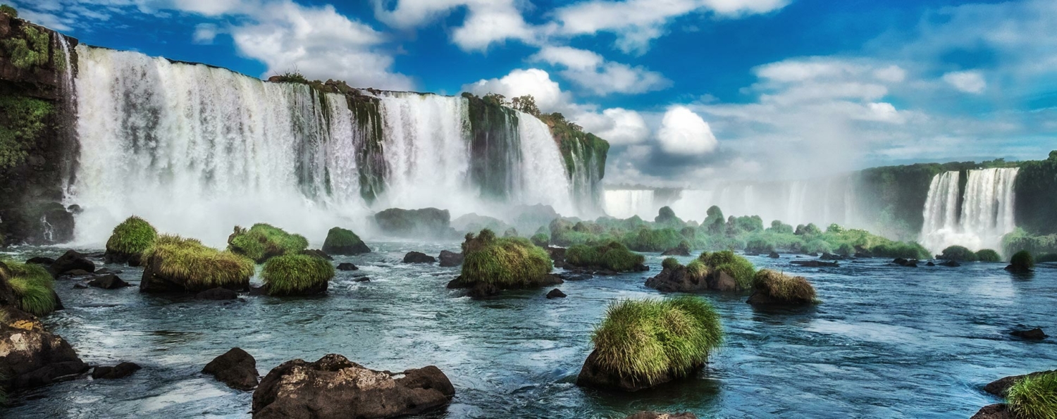 Iguazu-Wasserfälle – Sicht vom Wasser aus auf die Fälle