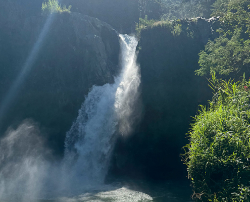 Ein schmaler Wasserfall