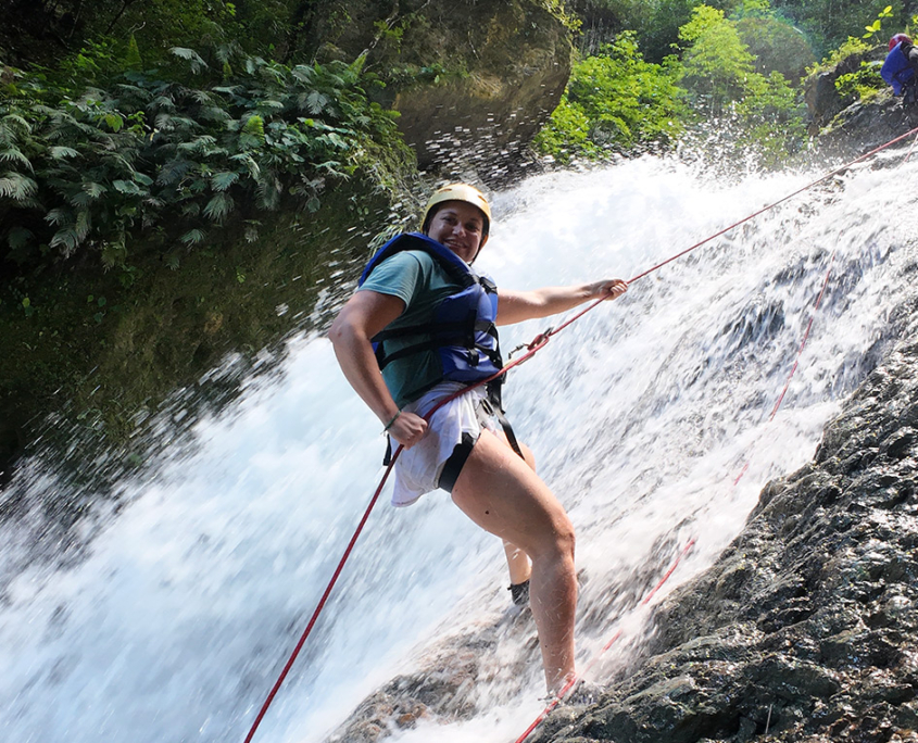 Länderexpertin Anastasia Taran beim Canyoning