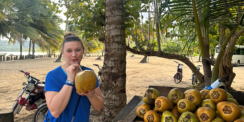 Anastasia Taran bei der Playa Rincon mit einer Kokosnuss