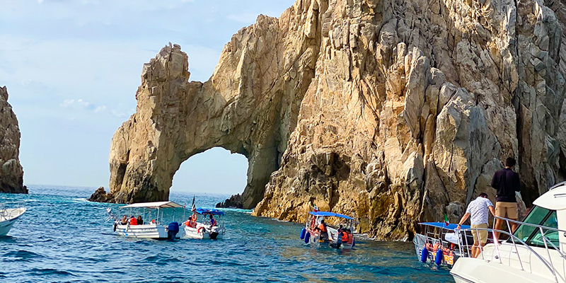 Die Felsformationen „Los Arcos“, davor sind mehrere Boote zu sehen