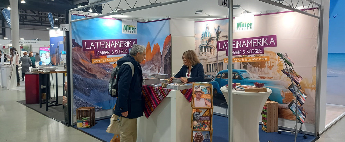 Aufnahme vom Miller Reisen Stand auf der Reisemesse in Dresden, während eine Person am Stand beraten wurde