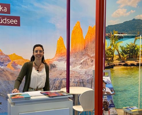 Miller Reisen Stand mit Länderexpertin Paulina Obermann auf der Reise Messe Wien
