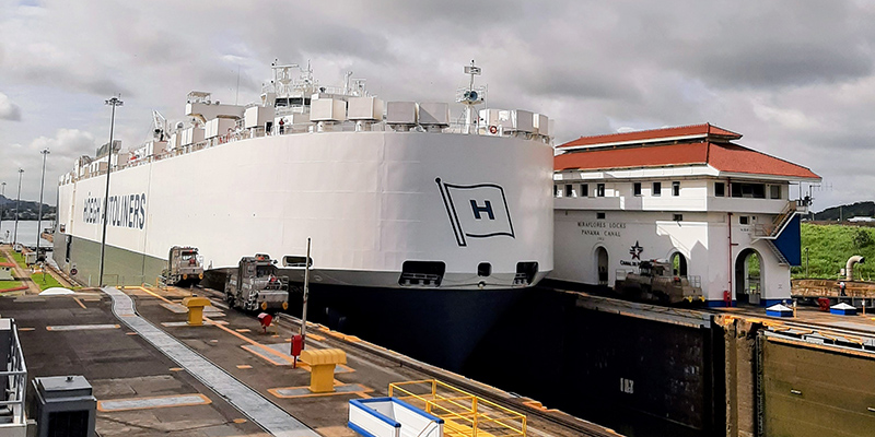 Der Panamakanal – Ein SChiff wird durch die Schleuse geleitet