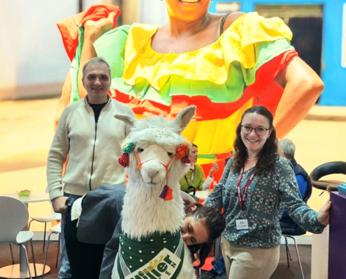 202601-cmt-2026-miller-reisen-img02 Spaßbild am Stand auf der CMT vom Miller Reisen Team mit dem Stoff-Lama